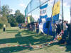 Das Abfangnetz voll behangen mit blaugelben Bannern