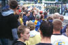 Die ca. 400 LOK-Fans erwarten die Straenbahn