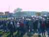 Eingekesselt vor dem Stadion, links hinter den PKWs lauern Magdeburger